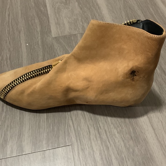 Giuseppe Zanotti tan booties with gold zipper - Picture 2 of 8